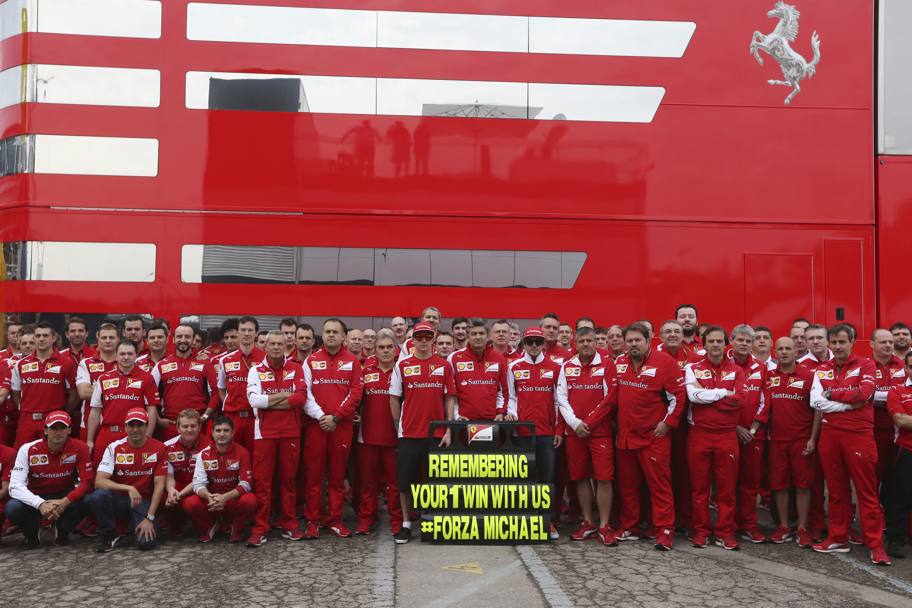 La scuderia Ferrari unita in una  dedica  a Michael Schumacher, sempre in coma dal 29 dicembre per un incidente sugli sci, che nel 1996, proprio al Montmel,colse il suo primo successo con il Cavallino. Ap 